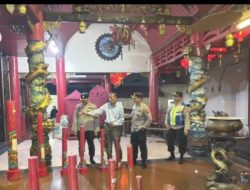 Kapolres brebes pantau langsung persembahyangan di klenteng hok Tek bio.  Pastikan keamanan imlek 2026 berjalan dengan lancar