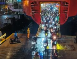 Suasana petugas lalu lintas berjaga di Pelabuhan Merak guna mengantisipasi lonjakan arus balik Lebaran 2026.