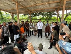 Dirut Bulog A. Rizal Ramdhani bertemu petani tebu Blora.