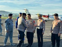 Kadiv Humas Polri Sambangi Manado, Hadiri Paskah Nasional di Kawasan Megamas  MANADO, Humas Polda Sulut – Kepala Divisi Hubungan Masyarakat (Kadiv Humas) Polri Irjen Pol Johnny Eddizon Isir melakukan kunjungan kerja ke Provinsi Sulawesi Utara pada Rabu (8/4/2026) pagi.  Kedatangan mantan Wakapolda Sulut ini dalam rangka menghadiri perayaan Paskah Nasional yang dipusatkan di Kawasan Megamas, Manado pada hari Rabu, 8 April 2026.  Setibanya di Bandara Internasional Sam Ratulangi Manado, Kadiv Humas Polri disambut hangat oleh jajaran Pejabat Utama (PJU) Polda Sulawesi Utara. Tampak hadir dalam penjemputan tersebut antara lain Dirbinmas Polda Sulut, Dirpolairud Polda Sulut dan Kasubbid Penmas Humas Polda Sulut.  Kunjungan ini merupakan bentuk dukungan Mabes Polri terhadap pelaksanaan hari besar keagamaan nasional sekaligus memastikan sinergitas antara Polri dan masyarakat di Bumi Nyiur Melambai berjalan dengan baik.  Terpisah, Kabid Humas Polda Sulut Kombes Pol Alamsyah P. Hasibuan menegaskan bahwa kehadiran Kadiv Humas Polri yang mewakili Kapolri ini merupakan kehormatan bagi Sulawesi Utara sebagai tuan rumah Paskah Nasional.  “Kehadiran Bapak Kadiv Humas Polri hari ini merupakan bentuk dukungan nyata dari Mabes Polri terhadap suksesnya perayaan Paskah Nasional di Manado. Selain menghadiri undangan, kunjungan ini juga untuk memantau langsung situasi kamtibmas agar pelaksanaan ibadah dan perayaan berjalan aman, damai, dan penuh khidmat,” ujar Kombes Pol Alamsyah P. Hasibuan.  Perayaan Paskah Nasional tahun 2026 di Kawasan Megamas diprediksi akan dihadiri oleh puluhan ribuan umat dari berbagai penjuru tanah air, dengan pengamanan ketat dari personel gabungan TNI-Polri serta instansi terkait lainnya untuk menjamin kelancaran arus lalu lintas dan keamanan lokasi.  ( Michael indra )